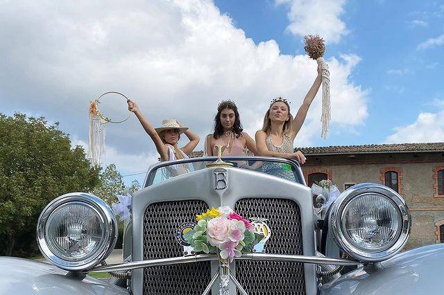 Sesión de fotos con coche antiguo en boda